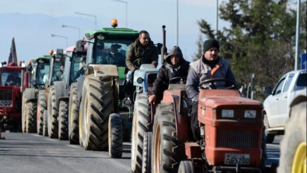 Κλιμακώνουν τις κινητοποιήσεις τους οι αγρότες της Θεσσαλίας