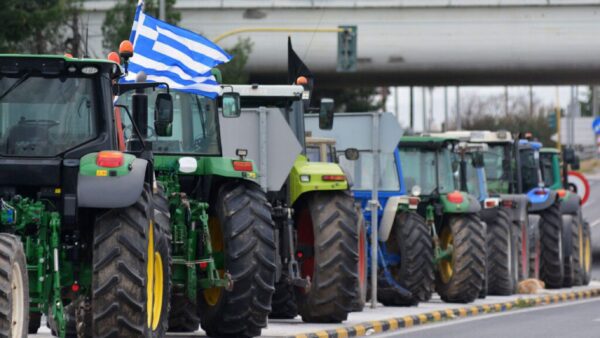 Στήθηκαν τα πρώτα μπλόκα με τρακτέρ σε Θεσσαλία και Πέλλα – Ένταση στην Καρδίτσα – Αποφασισμένοι για κλιμάκωση οι αγρότες