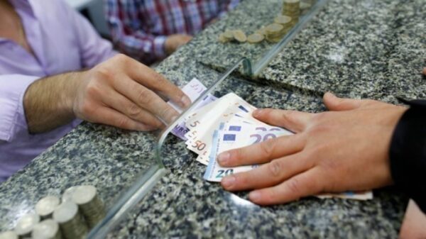 Από σήμερα οι μειώσεις στις τραπεζικές προμήθειες