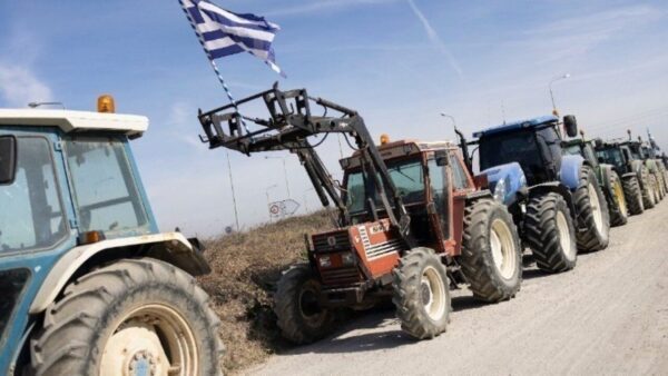 Χωρίς να εμποδίζουν την κυκλοφορία παραμένουν τα τρακτέρ σε Πέλλα και Κιλκίς