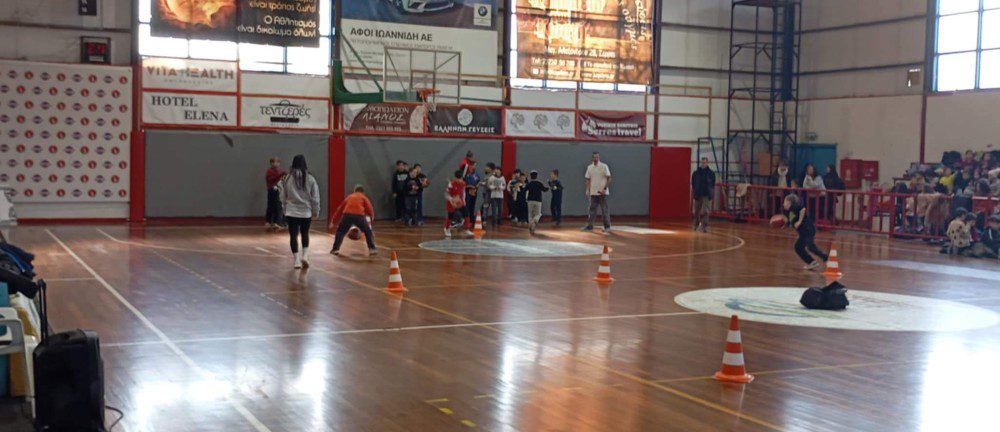 Ο θρύλος του μπάσκετ Μπάνε Πρέλεβιτς με τα παιδιά το 1ο & 7ο Δημοτικό Σχολείο για την ημέρα του Φιλάθλου