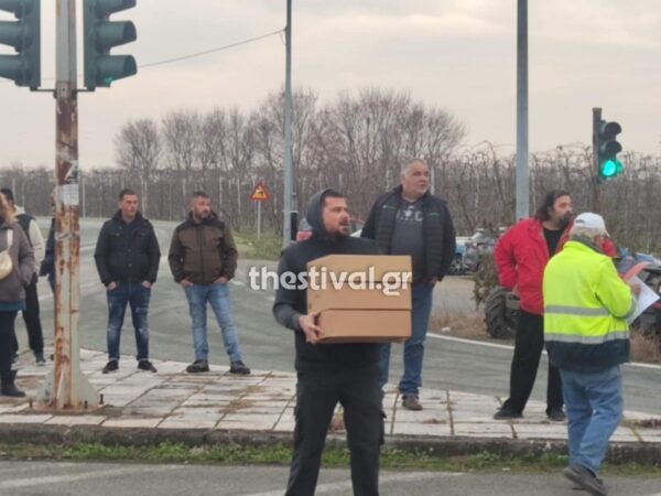 Αγρότες: Μοίρασαν κομπόστες ροδάκινο στους διερχόμενους οδηγούς στον κόμβο Γυψοχωρίου -video