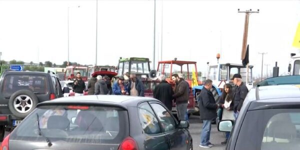 Αγρότες μπλόκα: Απέκλεισαν τον αυτοκινητόδρομο Ε65 στην Καρδίτσα - Υποδέχτηκαν φορείς στο μπλόκο