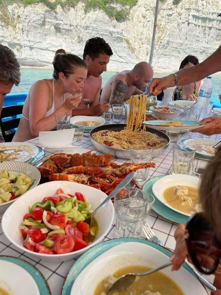 Αλιευτικός Τουρισμός: Ψάρεμα και ιχθυοκαλλιέργειες - Γυναίκα ψαράς παρουσιάζει τα οφέλη του