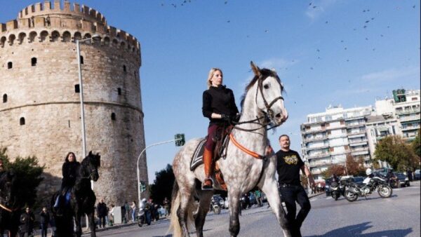 Εντυπωσιακά άλογα έκαναν βόλτα σε κεντρικούς δρόμους της Θεσσαλονίκης