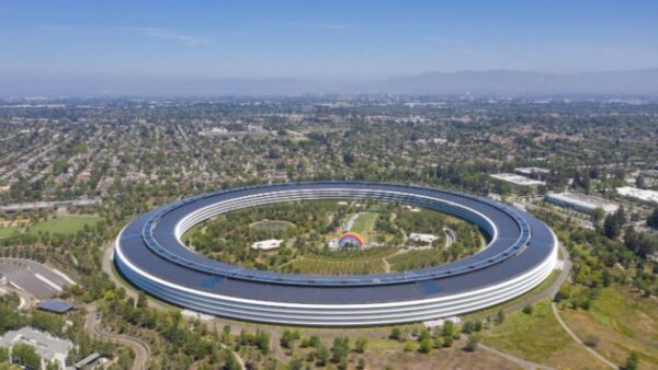 ΗΠΑ: Η Apple υπόσχεται επενδύσεις 500 δισεκ. δολαρίων στις ΗΠΑ μέσα στα επόμενα τέσσερα χρόνια