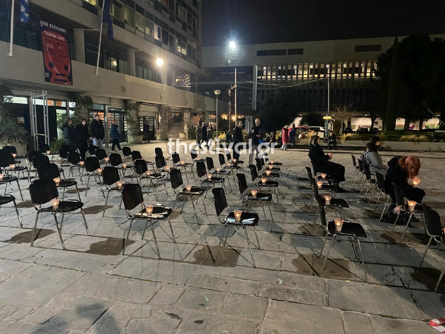 ΑΠΘ: 57 καρέκλες που δεν πρέπει να αδειάσουν στη μνήμη των θυμάτων στα Τέμπη- Φοιτητές χαράσσουν τα ονόματα των νεκρών (φωτο & video)