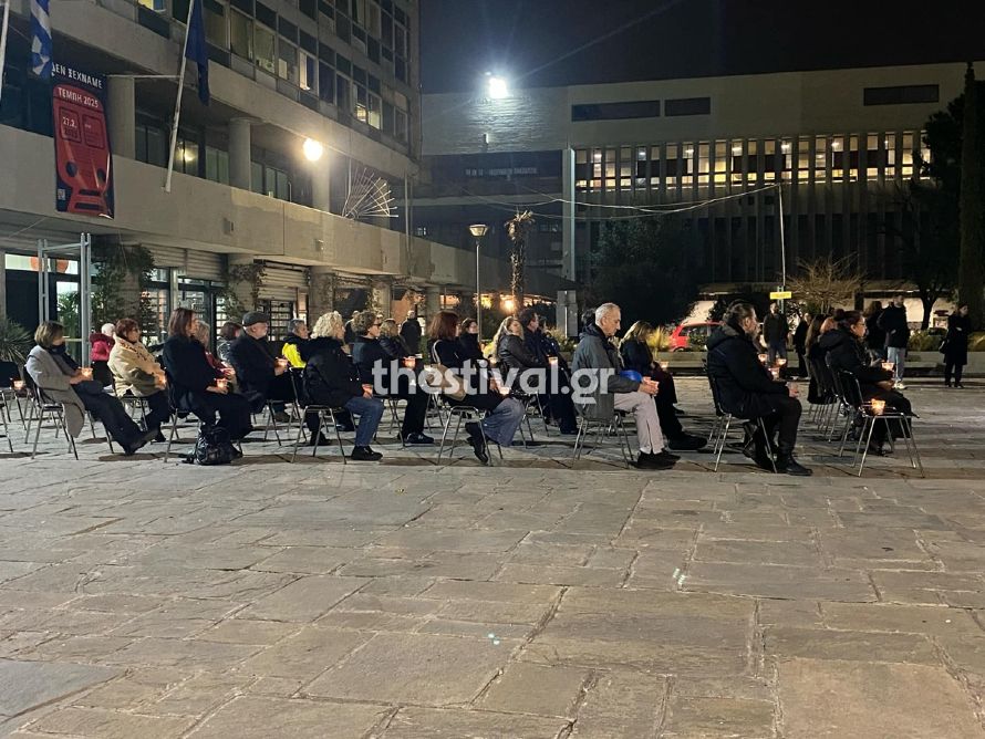 ΑΠΘ: 57 καρέκλες που δεν πρέπει να αδειάσουν στη μνήμη των θυμάτων στα Τέμπη - video 3 ΑΠΘ: 57 καρέκλες που δεν πρέπει να αδειάσουν στη μνήμη των θυμάτων στα Τέμπη- Φοιτητές χαράσσουν τα ονόματα των νεκρών (φωτο & video)