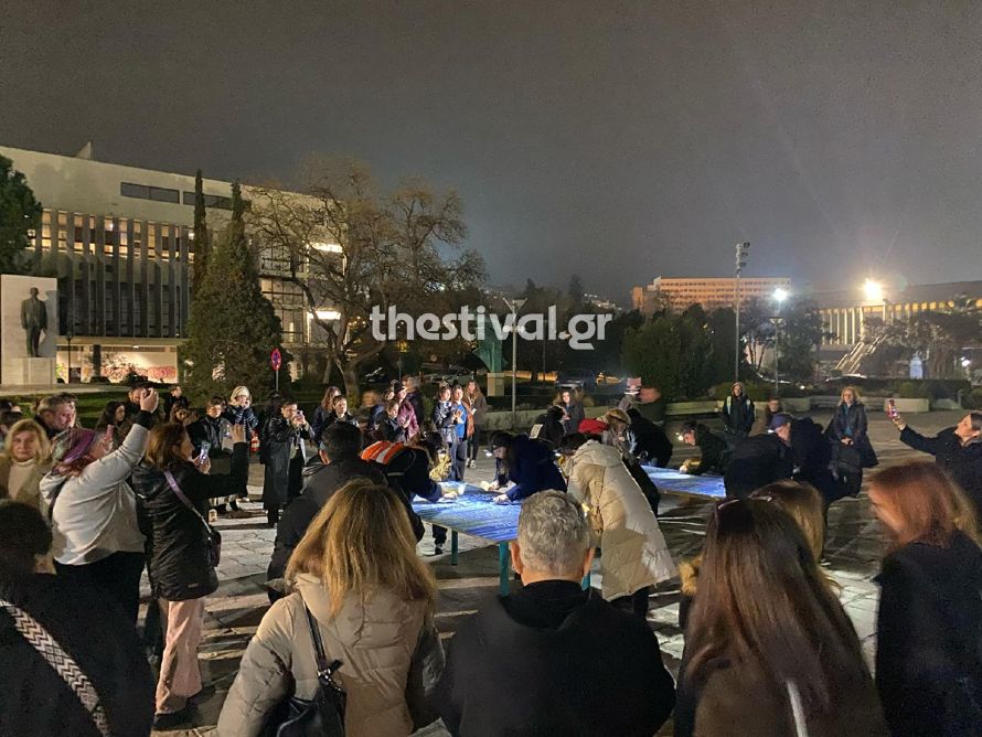 ΑΠΘ: 57 καρέκλες που δεν πρέπει να αδειάσουν στη μνήμη των θυμάτων στα Τέμπη- Φοιτητές χαράσσουν τα ονόματα των νεκρών (φωτο & video)