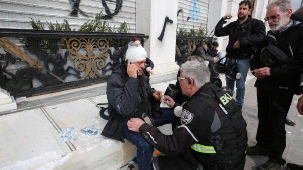 Βουλή: Δύο αστυνομικοί και επτά πολίτες στο ιατρείο από τα επεισόδια