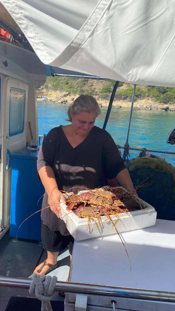 Αλιευτικός Τουρισμός: Ψάρεμα και ιχθυοκαλλιέργειες - Γυναίκα ψαράς παρουσιάζει τα οφέλη του