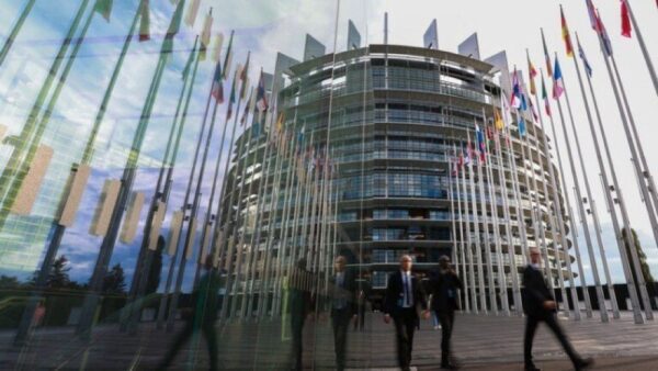 Ο ειδικός απεσταλμένος των ΗΠΑ δηλώνει ότι η Ευρώπη δεν θα συμμετέχει στις διαπραγματεύσεις για την Ουκρανία