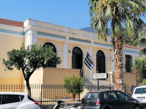Σοκ στην Άμφισσα: 46χρονος δικαστικός υπάλληλος αυτοκτόνησε με όπλο μέσα στα δικαστήρια – «Επικράτησε πανικός»