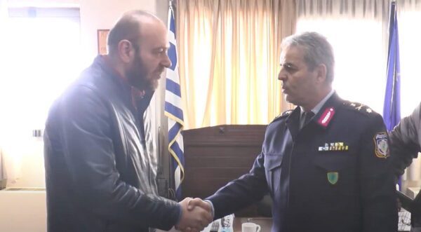 Σέρρες: Δωρεά απινιδωτή στην Αστυνομική Διεύθυνση από τον επιχειρηματία Γιάννη Δήμου - video