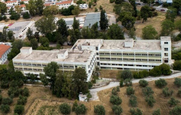 Συνελήφθη ο τρόφιμος που δολοφόνησε τη 44χρονη στο Δαφνί – Είχε κόψει το χέρι του με το γυαλί που τη σκότωσε, δεν αντιστάθηκε