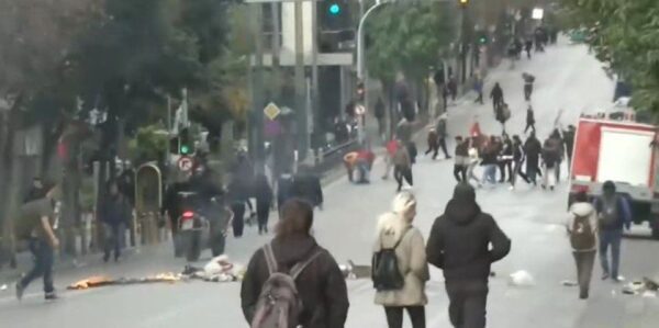 Δύο χρόνια από την τραγωδία στα Τέμπη: Πεδίο μάχης το κέντρο της Αθήνας μετά το τέλος του μεγαλειώδους συλλαλητηρίου
