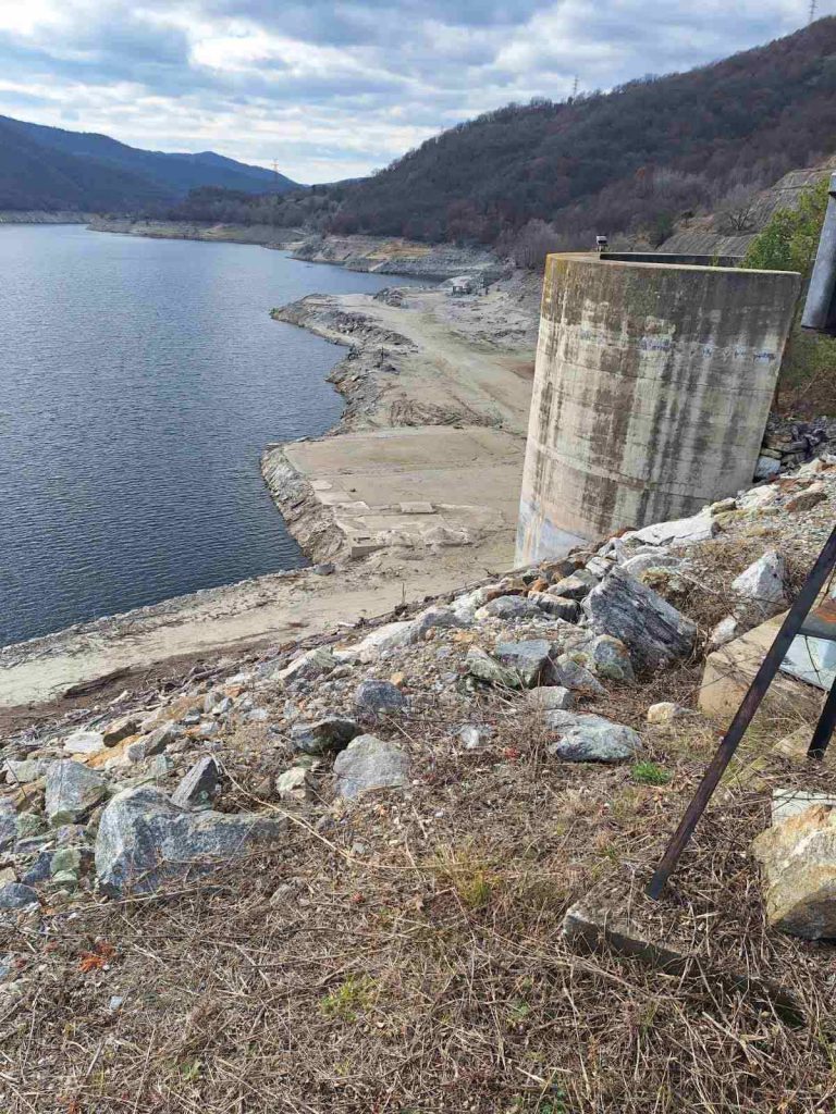 Δράμα: Ανησυχία από τη μείωση της στάθμης του νερού στο μεγάλο φράγμα του Θησαυρού