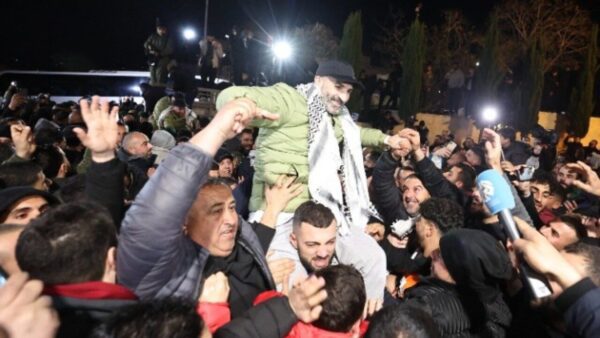 Λεωφορεία με κρατούμενους που αποφυλάκισε το Ισραήλ φτάνουν στη Γάζα