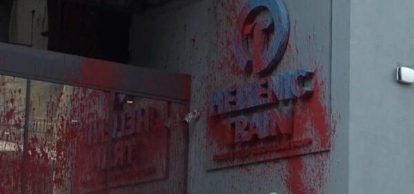 Επίθεση στα γραφεία της Hellenic Train – Πέταξαν μπογιές και έσπασαν τζάμια