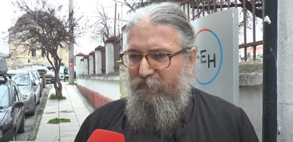 Σέρρες: Δεκάδες άτομα περίμεναν για ώρες όρθια για να εξυπηρετηθούν στη ΔΕΗ - video