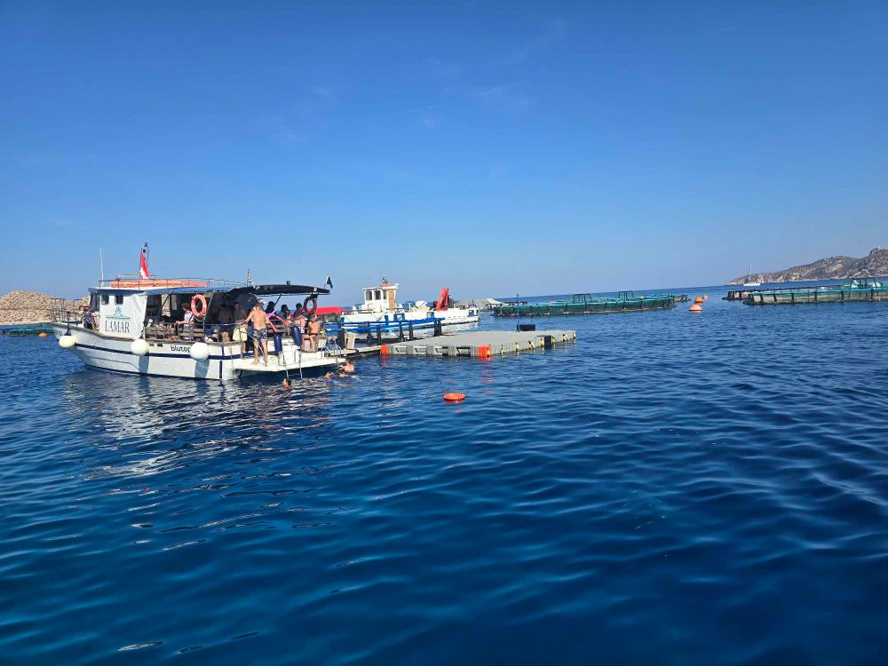 ιχθυοκαλλιεργειες Αλιευτικός Τουρισμός: Ψάρεμα και ιχθυοκαλλιέργειες - Γυναίκα ψαράς παρουσιάζει τα οφέλη του
