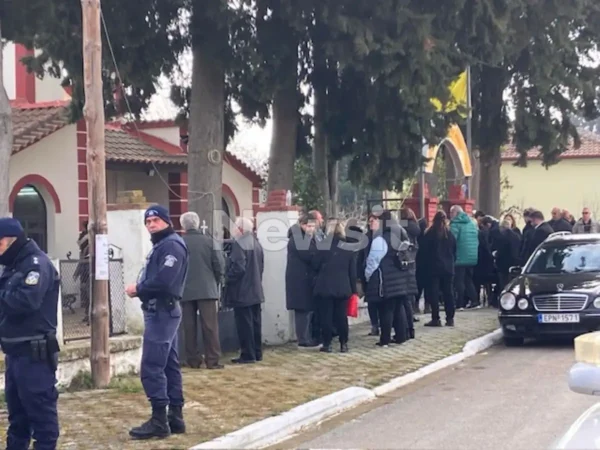 Σέρρες: Σε βαρύ κλίμα η κηδεία της 52χρονης που σκότωσε ο σύζυγός της – Με συνοδεία αστυνομικών ο γιος του ζευγαριού