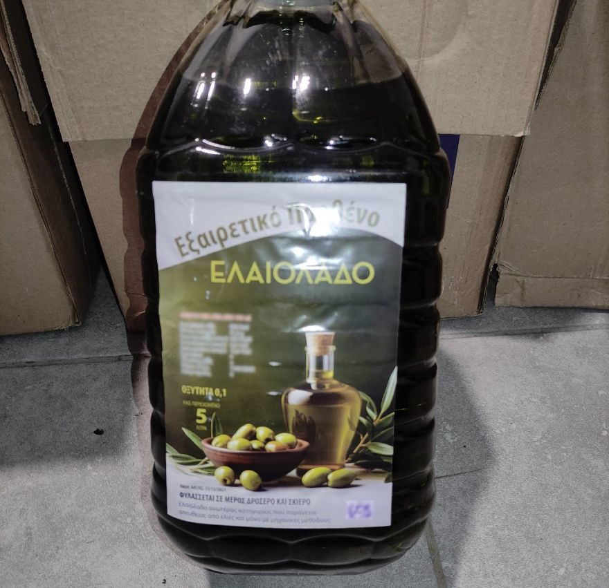 Πωλούσαν πλαστικά δοχεία με λάδι αμφιβόλου προελεύσεως και κάλτσες 2 Πωλούσαν πλαστικά δοχεία με λάδι αμφιβόλου προελεύσεως και κάλτσες