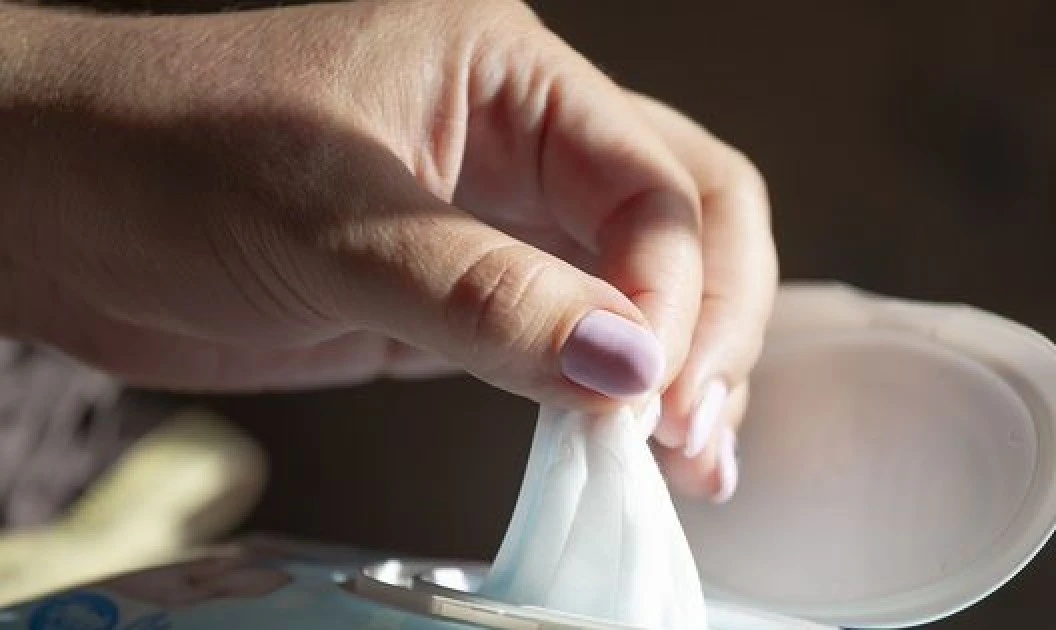 Τι πρέπει και τι δεν πρέπει να καθαρίζετε με μωρομάντηλα