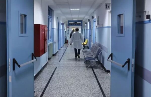 Πύργος: Μέσα σε μία ώρα έγιναν όλα, λέει ο σύζυγος της 54χρονης που πέθανε από μηνιγγίτιδα