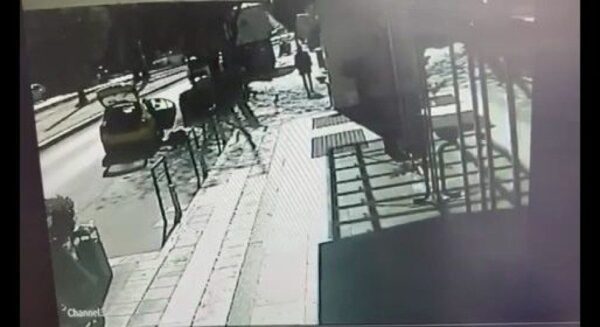 Βίντεο ντοκουμέντο: Οδηγός ταξί αφαιρούσε τραπεζικές κάρτες από τους επιβάτες