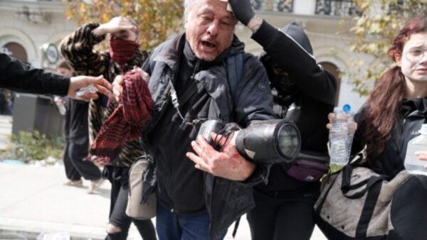 Τραυματισμός του φωτορεπόρτερ του ΑΠΕ-ΜΠΕ Ορέστη Παναγιώτου στο Σύνταγμα