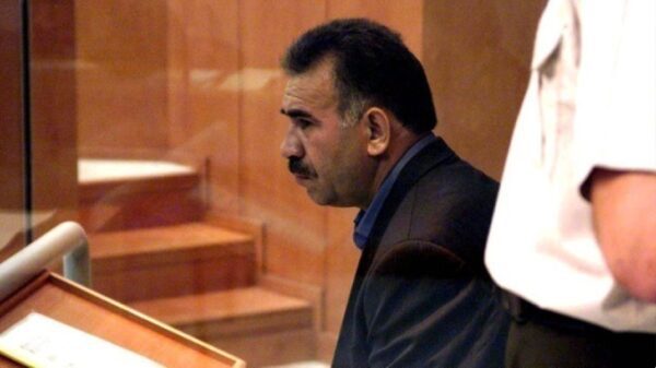Ο Οτσαλάν καλεί το ΡΚΚ να καταθέσει τα όπλα και δηλώνει ότι αναλαμβάνει την «ιστορική ευθύνη για το κάλεσμα αυτό»