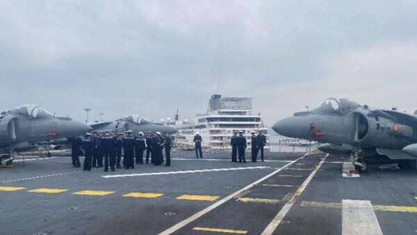 Στον Πειραιά το θηριώδες ισπανικό αεροπλανοφόρο Juan Carlos I