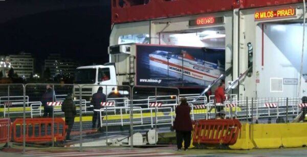 Στο λιμάνι του Πειραιά έφτασε τα ξημερώματα η σορός του Άγγελου – Σήμερα η κηδεία του 3χρονου