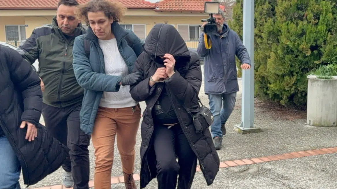Έγκλημα στην Πιερία: Προφυλακίστηκε η 34χρονη που σκότωσε τον σύντροφό της και τον έθαψε στην αυλή