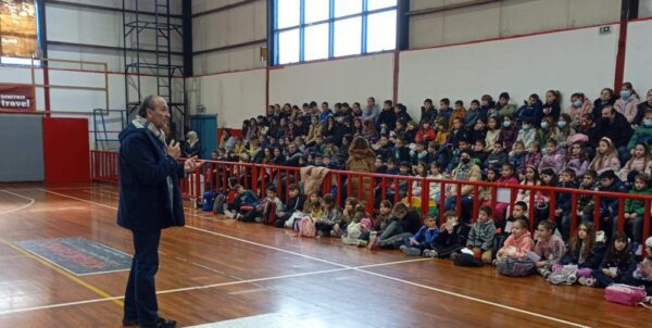 Ο θρύλος του μπάσκετ Μπάνε Πρέλεβιτς με τα παιδιά το 1ο & 7ο Δημοτικό Σχολείο για την ημέρα του Φιλάθλου