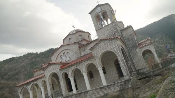 Ροπωτό: Η εκκλησία της Παναγίας με κλίση 17 μοιρών και η ιστορία των κατολισθήσεων που έπληξαν το χωριό