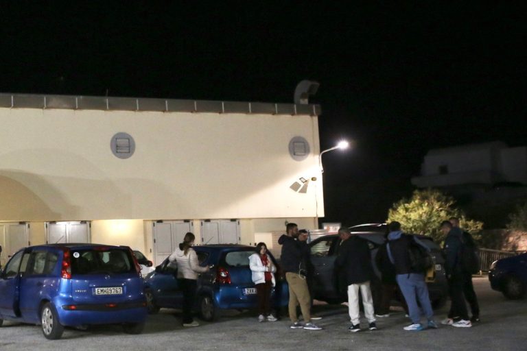 Σαντορίνη: Οι κάτοικοι κοιμούνται στα αυτοκίνητα – Φόβος μετά τις σεισμικές δονήσεις