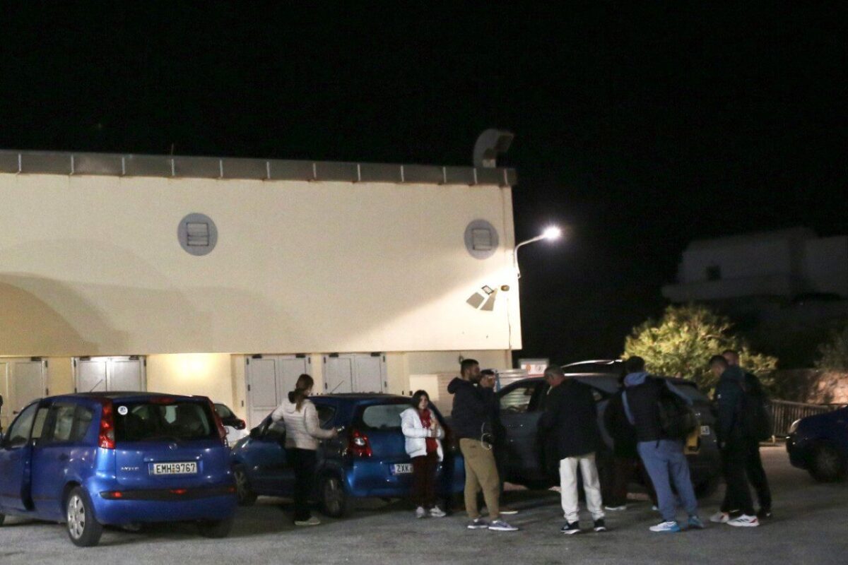 Σαντορίνη: Οι κάτοικοι κοιμούνται στα αυτοκίνητα – Φόβος μετά τις σεισμικές δονήσεις