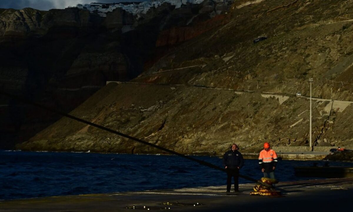 Σαντορίνη: Ανησυχία και σχέδια διαφυγής - Το νέο λιμάνι και το ενεργό ηφαίστειο - Τι λένε κάτοικοι