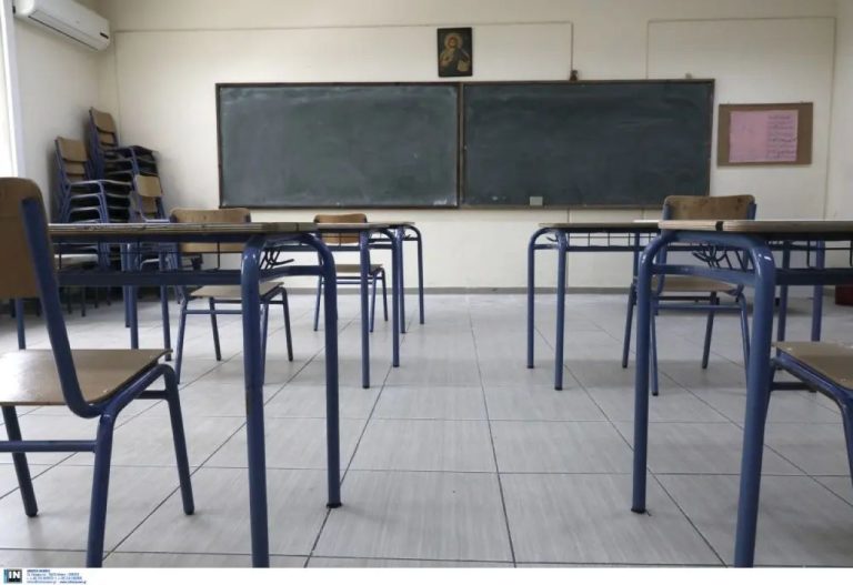 O καθηγητής μετά το συμβάν πήγε στην αστυνομία και κατέθεσε μήνυση ενώ στο πλευρό του βρίσκεται η ΕΛΜΕ