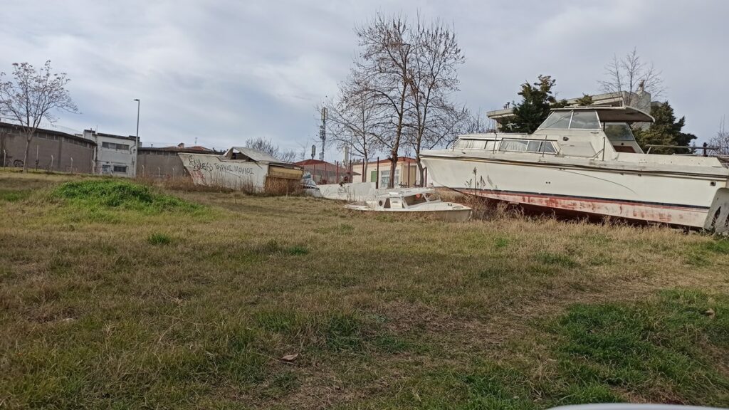 Θεσσαλονίκη: Παράτησε για 9 χρόνια σκάφη και βάρκες σε οικόπεδο που δεν ήταν δικό του