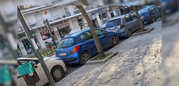 Σέρρες: Πτώση σοβάδων στην Μεγάλου Αλεξάνδρου -"Αν περνούσαν μανίες με καρότσια θα γινόταν χαμός" - video