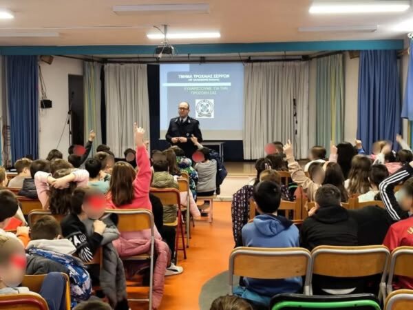 Αστυνομικοί της Τροχαίας Σερρών ενημερώνουν τους μαθητές για τη σωστή οδική παιδεία