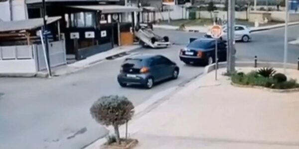 Τροχαίο στα Άνω Λιόσια: Σφοδρή σύγκρουση αυτοκινήτων μετά από παραβίαση STOP – Τούμπαρε ΙΧ (video)