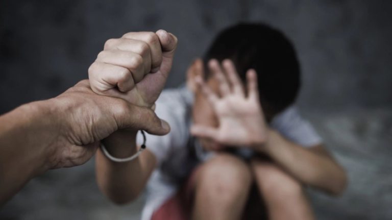Θεσσαλονίκη: Καταδικάστηκε πατέρας που χτύπησε τον ανήλικο γιο του – “Του έριξα δύο ψιλές”, είπε