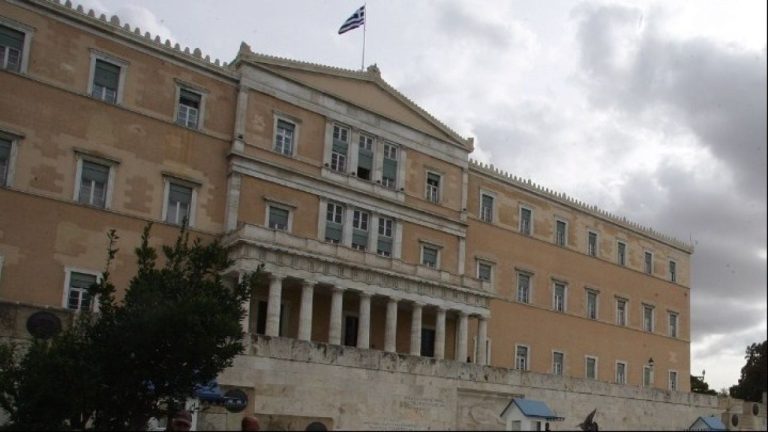 Boυλή: Ανακοινώθηκε στην ολομέλεια η κατάθεση της πρότασης του ΠΑΣΟΚ-ΚΙΝΑΛ για τη σύσταση προανακριτικής επιτροπής.