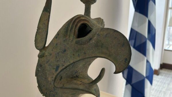 Μενδώνη: Παρέλαβε τη χάλκινη κεφαλή του γρύπα από την Αρχαία Ολυμπία – “Να επιστραφούν οι παράνομα εξαχθείσες αρχαιότητες”