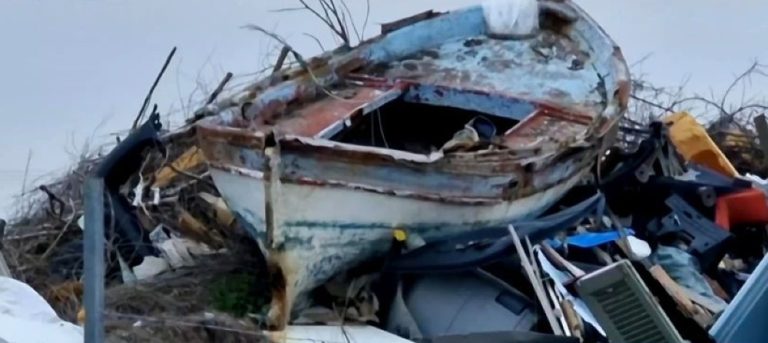 Πέταξαν ολόκληρη βάρκα σε ανεξέλεκτη χωματερή στο Ωραιόκαστρο