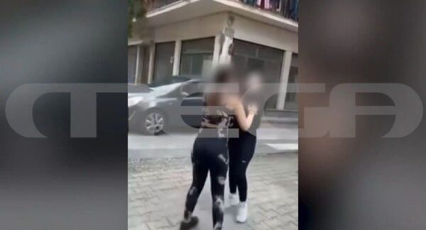 Νίκαια: Άγριος ξυλοδαρμός 13χρονης από συμμαθήτριά της - Βιντεοσκόπησαν το συμβάν και το ανέβασαν στα social media